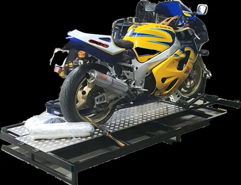 Motorcykel säkrad på transportställ